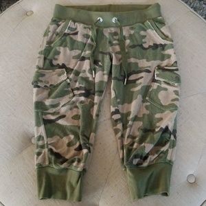 Camo cropped joggers